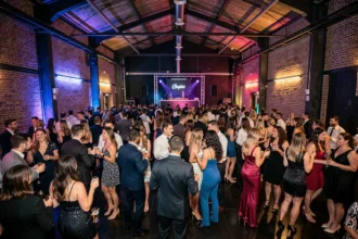 Ambiance festive dans une boîte de nuit de Nouvelle-Aquitaine avec une foule de jeunes adultes dansant sous des lumières colorées