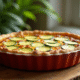 Quiche sans gluten aux courgettes tranchée sur plat en céramique